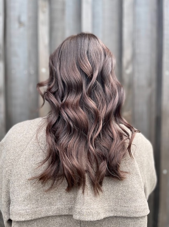 atelier_coiffure_couleur_brune_wavy femme de dos avec couleur brune cheveux wavy