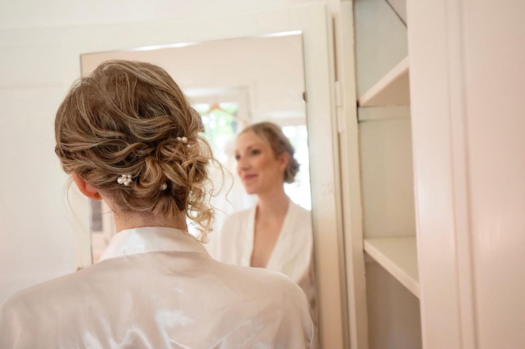 atelier_coiffure_mariage_002 mariée vue de dos avec coiffure chignon de mariage