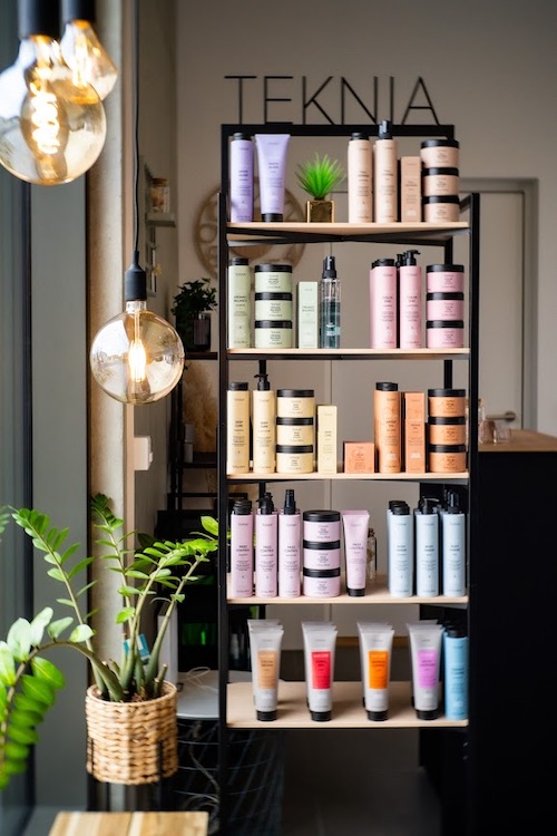 atelier_coiffure_produits_001 Meuble avec produits Teknia en vente dans l'atelier coiffure