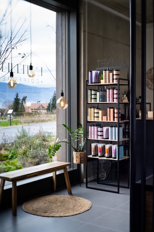 atelier_coiffure_vitrine fenêtre de l'atelier coiffure avec produits Teknia exposés